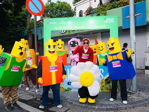 Những trang phục độc đáo trên đường chạy VPBank Hanoi International Marathon 2025