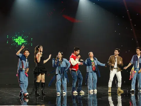 Người Hát Tình Ca trao giải cho các thí sinh ấn tượng