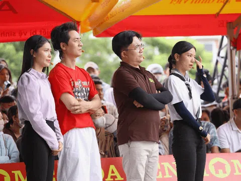 Đại Nghĩa và Lê Hạ Anh nghẹn lòng trước bà cụ tuổi gần 80, đôi tay run rẩy vẫn là trụ cột duy nhất của cả nhà