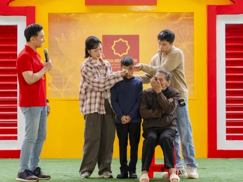 Khán giả Hà Nội đội mưa nán lại đến phút cuối cùng 'Mái ấm gia đình Việt'