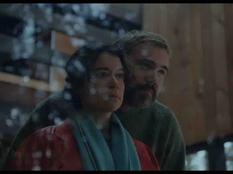 Kỳ An Nghỉ - Sự kết hợp đầy “điên tình” giữa “She-Hulk” Tatiana Maslany và quý tử nhà Sutherland