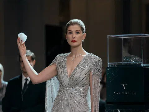 Rosamund Pike biến Veronika thành đối thủ đáng sợ nhất từ trước đến nay của Tứ Kỵ Sĩ trong phần mới nhất của PHI VỤ THẾ KỶ