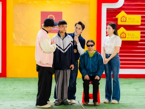 Xót xa trước cậu bé 13 tuổi làm 'đôi mắt' cho mẹ khiếm thị