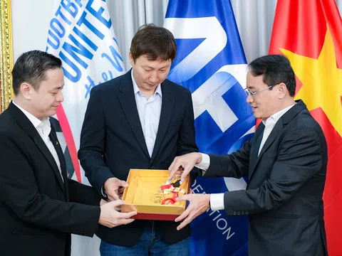 PNJ tặng HLV Kim Sang Sik huy chương SEA Games bằng vàng 24K