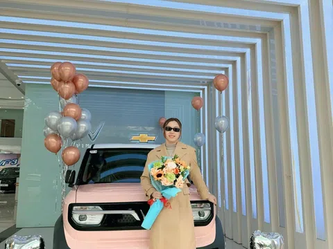 Có xe 5 tỷ đồng, nữ chủ xe vẫn chọn VinFast VF 3 để di chuyển trong phố