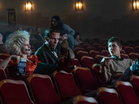 Bom tấn mới từ Warner Bros. mang góc nhìn "điên dại" về cô dâu Frankenstein