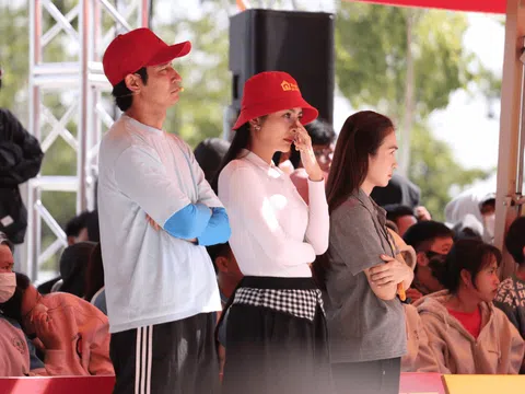 Vân Trang, Huy Khánh xúc động khi trở lại Mái ấm gia đình Việt, sẻ chia cùng những mảnh đời kém may mắn