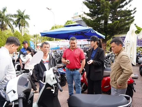 Rầm rộ chốt đơn cận Tết, “Đổi xăng lấy điện” giúp người dân tậu xe máy điện du xuân
