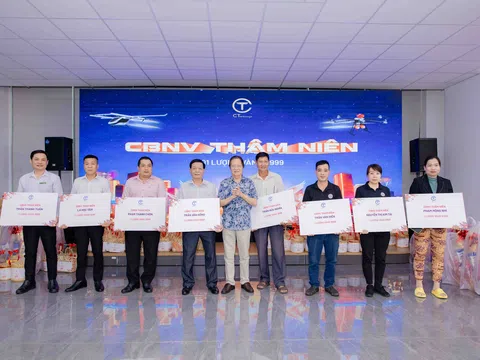 Nhiều tạp vụ, bảo vệ bật khóc khi nhận thưởng Tết là một lượng vàng 9999