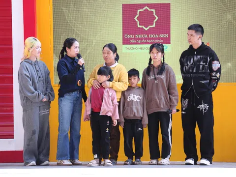 Ốc Thanh Vân xúc động trước người mẹ một mình nuôi ba con, chăm chồng sống thực vật