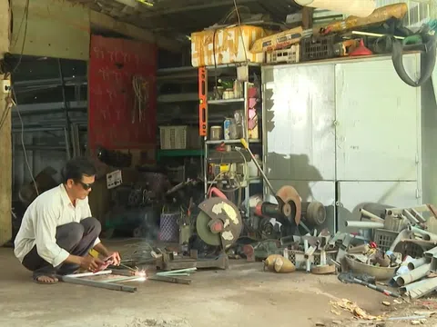 Chuyến xe nhân ái: Con trai mắc u bướu lén bố mẹ đi làm thuê để phụ giúp gia đình