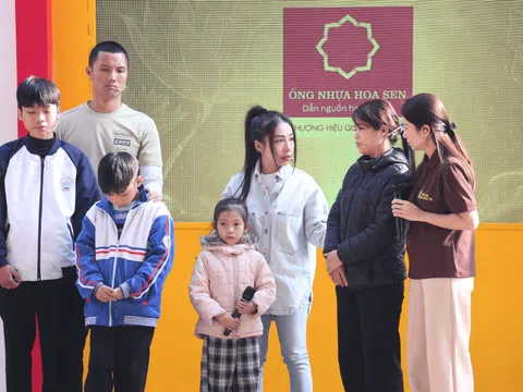 Thủ môn Nguyễn Đình Triệu nghẹn lòng, đồng cảm khi nhìn các em nhỏ thay nhau chăm cha nằm liệt giường