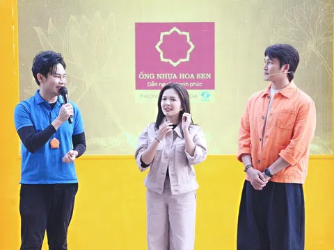 Vợ chồng Đình Tú – Ngọc Huyền tặng xe đạp, hỗ trợ tiền cho hai chị em mồ côi cha trong 'Mái ấm gia đình Việt'