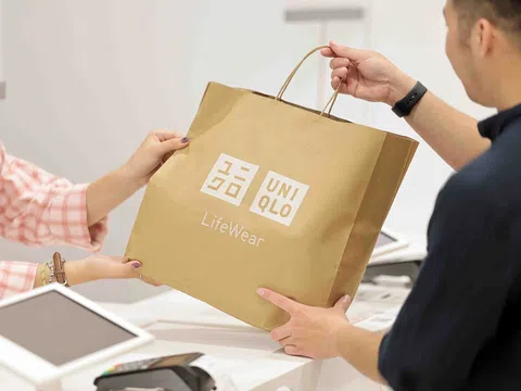 UNIQLO Việt Nam thu phí túi giấy, hướng đến môi trường xanh với túi tái sử dụng