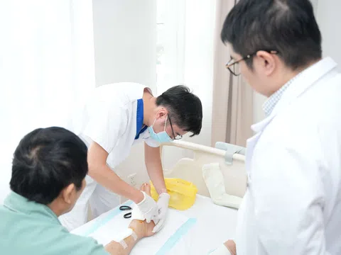 Vinmec Hải Phòng phẫu thuật xuyên đêm nối gân và mạch máu cho bệnh nhân bị cưa máy văng vào người