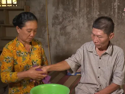 Chuyến xe nhân ái: Chồng tai biến liệt nửa người, vợ mang bệnh vẫn một mình xoay xở nuôi con