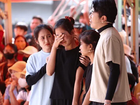 Vợ chồng Cris Phan – Mai Quỳnh Anh đau lòng trước cảnh hai cô bé mồ côi nương tựa nhau trong căn nhà cũ của cha mẹ để lại