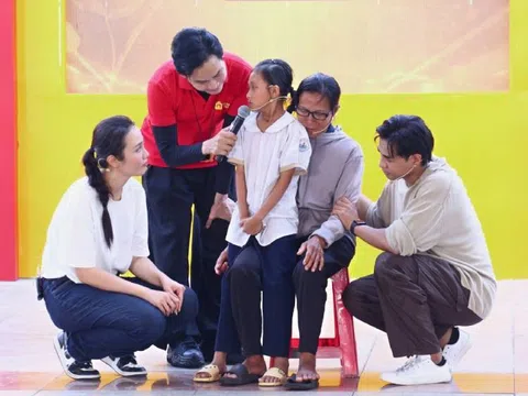 MC Dương Hồng Phúc, ca sĩ Khải Đăng và á hậu Thủy Tiên xót xa trước cô bé 10 tuổi quá hiểu chuyện