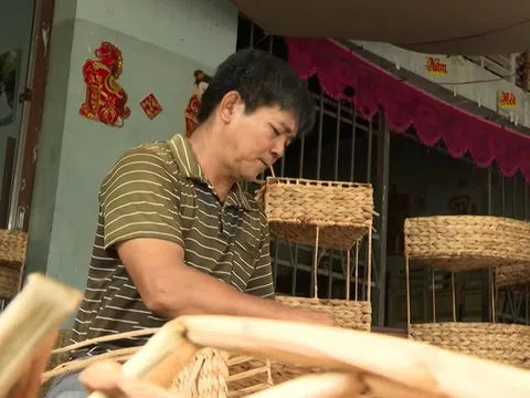 Chuyến xe nhân ái: Gia đình nghèo mất phương tiện kiếm sống, chông chênh sau ngày rời mé sông