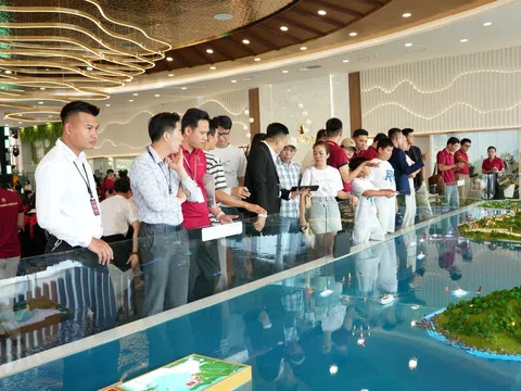 Hàng trăm khách hàng hồ hởi ký thủ tục khu Đảo Ngọc, nhẹ nhõm vì đã mua được căn nhà ưng ý