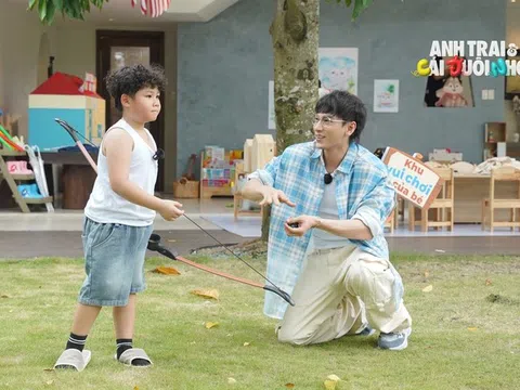 "Anh trai và cái đuôi nhỏ": Khi các "nam thần" trở thành "bảo mẫu"
