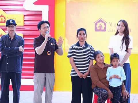 Phí Phương Anh, Double2T lấm lem bò qua bột mì để giành quà cho trẻ em có hoàn cảnh khó khăn