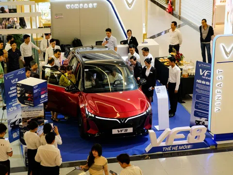 Vượt hàng chục cây số tới TP.HCM xem VinFast VF 8 mới, khách Việt khẳng định: Ngắm tận mắt càng thấy đẹp, giá quá thơm