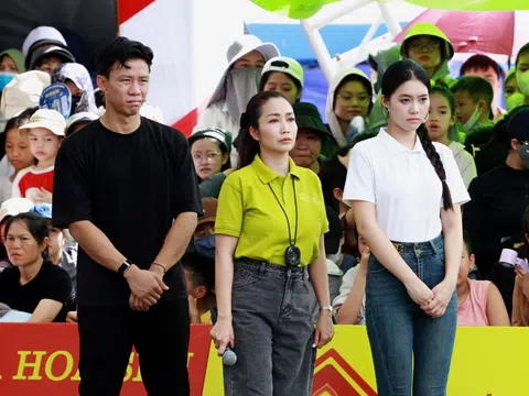 'Mái ấm gia đình Việt': Ốc Thanh Vân, Quế Ngọc Hải và Á hậu Châu Anh xúc động trước nghị lực của bé gái mắc dị tật bẩm sinh