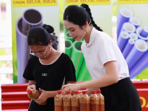Á hậu Việt bật khóc nức nở, làm điều đặc biệt cho cô bé 15 tuổi