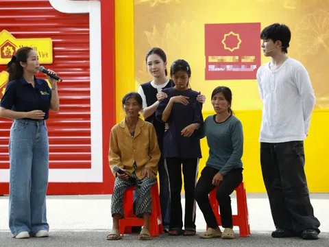 Ca sĩ Hương Tràm khóc nghẹn trên truyền hình
