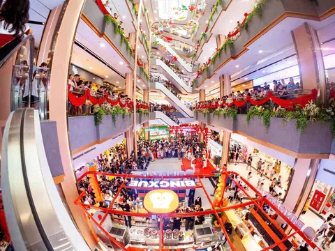 Một TTTM chỉ mới khai trương 3 ngày đã hút hơn 20 triệu lượt xem, có màn cầu hôn gây bão mạng xã hội