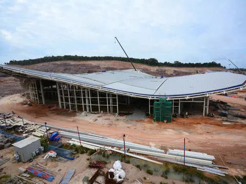 Mái “đại bàng biển” thành hình, nhà ga đón nguyên thủ APEC 2027