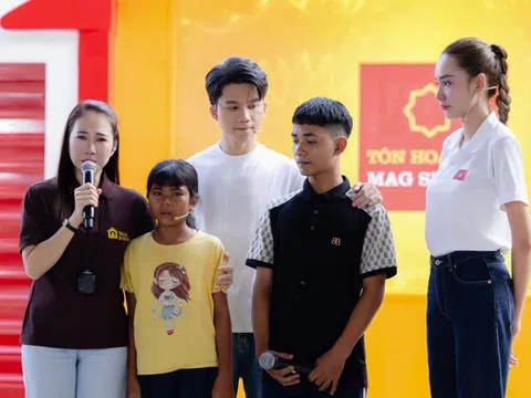 Hoa hậu Việt bật khóc trước cậu bé người Raglai vừa học vừa chăm mẹ ung thư