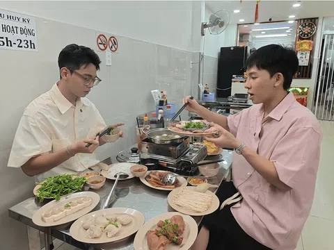 Nam Khánh đưa Kan Hy đến quán ăn gia truyền 50 năm giữa lòng TP.HCM