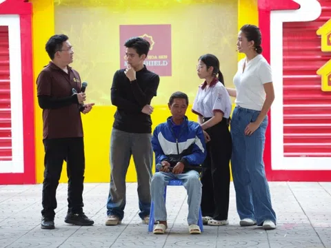 Á hậu Mâu Thủy hỗ trợ cô bé 15 tuổi chăm cha bệnh nặng trả nợ