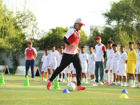 Cầu thủ Lý Đức trở lại huấn luyện Top 16 Cầu thủ nhí 2026