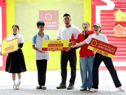 Lâm Vỹ Dạ bật khóc trước cậu bé 14 tuổi bán vé số nuôi mẹ khuyết tật