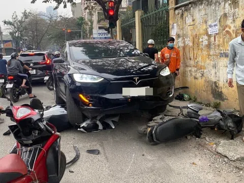 Mẫu xe cao cấp nhất của Tesla gây tai nạn ở Hà Nội: Trí tuệ nhân tạo đã ngủ quên?