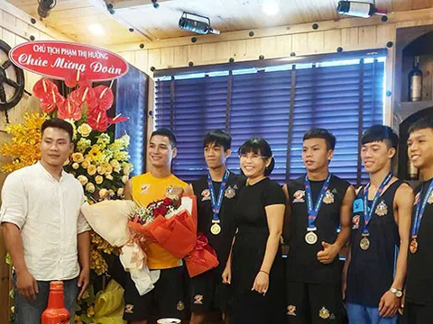Công ty Phú Hồng Thịnh trao thưởng cho đội tuyển Muay Thái MMA FIGHT ACADEMY vì đạt thành tích cao