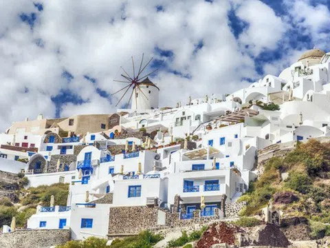 Ngắm những ngôi nhà tường trắng mái xanh ở Santorini
