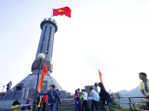 Phá núi xây khu du lịch tâm linh nơi cột cờ Lũng Cú