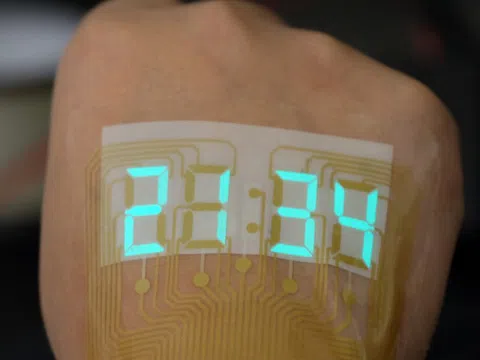 Trung Quốc chế tạo ra loại màn hình siêu mỏng và dẻo tới mức có thể dán trên da