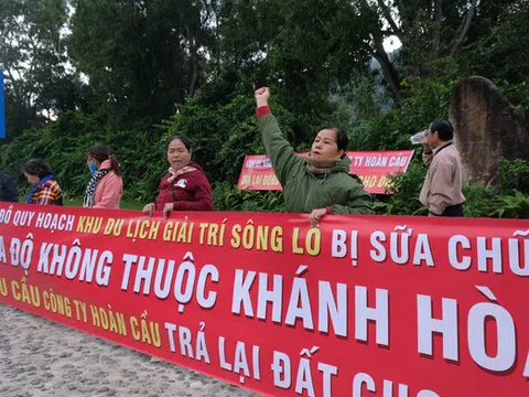 Dân Nha Trang lại căng băng-rôn đòi đất tại dự án Sông Lô