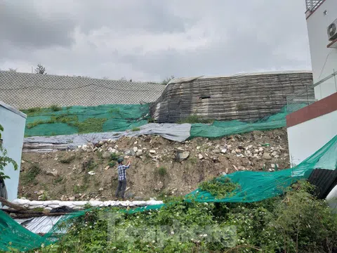 Nha Trang tháo dỡ ‘tường thành’ khổng lồ, mưa nước chảy ồ ạt vào nhà dân