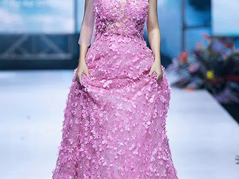 Váy catwalk của Mai Phương được tặng cho con gái