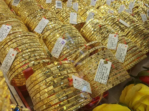 Giá vàng lên mức cao nhất trong 8 năm