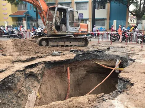 Khắc phục hố “tử thần” sâu 8m đột ngột xuất hiện giữa đường TPHCM