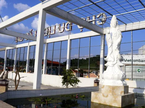 Xây điện thờ trên nóc chợ Phố Mới: Chính quyền biết nhưng làm ngơ?