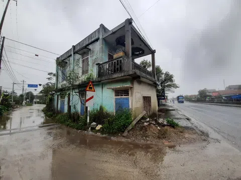 Thừa Thiên- Huế: “Dài cổ” chờ giải quyết căn nhà bên quốc lộ