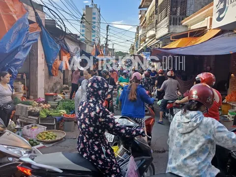 Nghệ An: “Biến” đường thành chợ, thu phí trái phép ở chợ Ga Vinh?